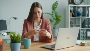 how to avoid distractions while working